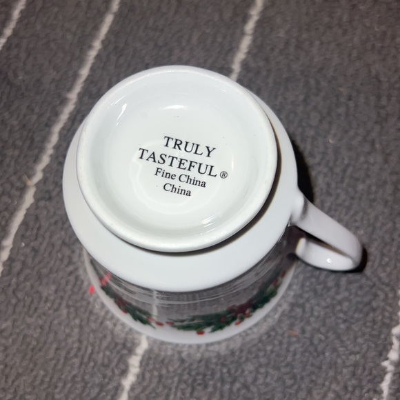 🎄Truly Tasteful Holiday Teacup & Saucer🎄 - Picture 4 of 6